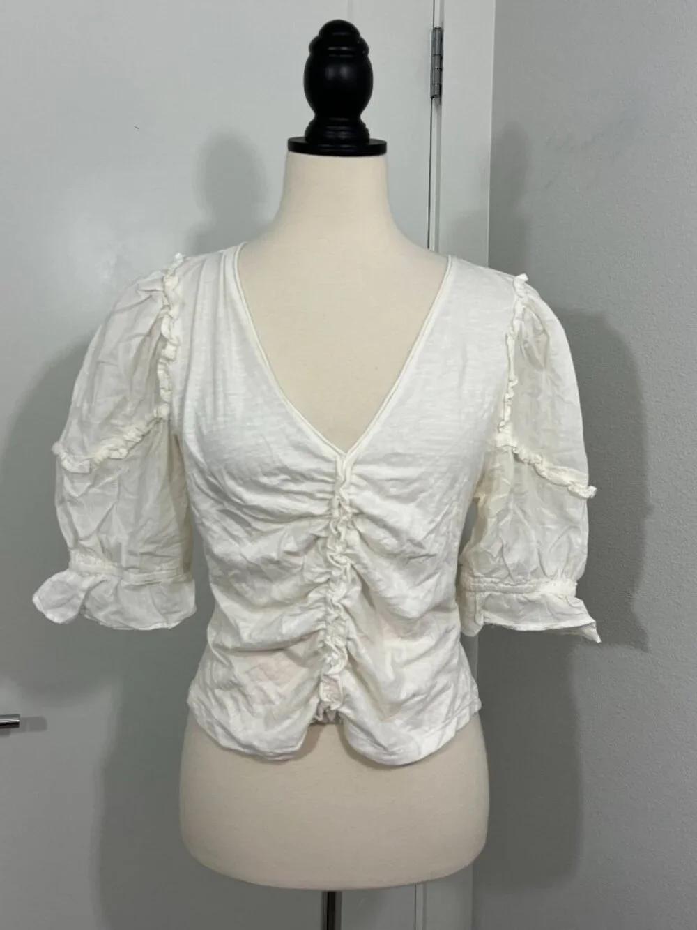 Anthropologie Medium Cream Ruffled Ruched Center V-Neck Blouse